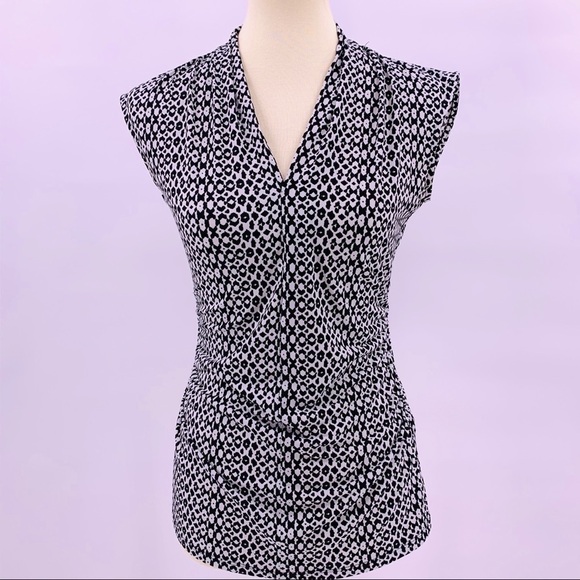 Vince Camuto Tops - Vince Camuto Fitted V Neck Black & White Top